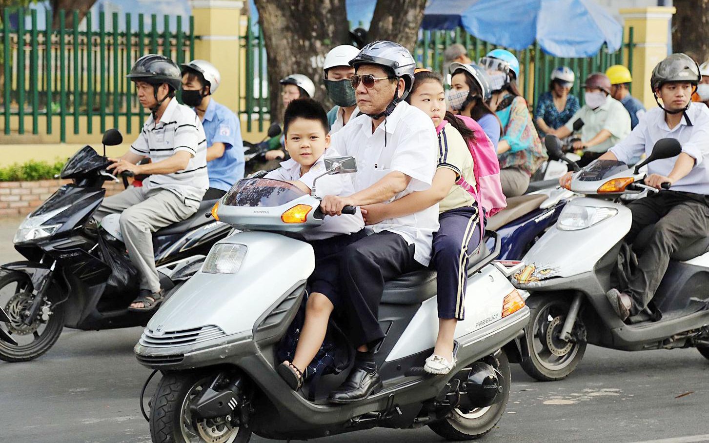 Hội bảo vệ quyền trẻ em nói gì xung quanh kiến nghị trẻ dưới 6 tuổi phải đội mũ bảo hiểm khi tham gia giao thông?