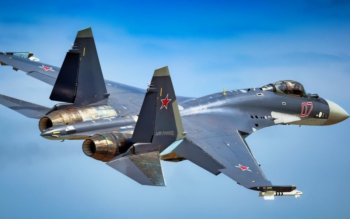 Khoảnh khắc đáng chú ý: Su-35 Nga lướt qua F-16 Mỹ