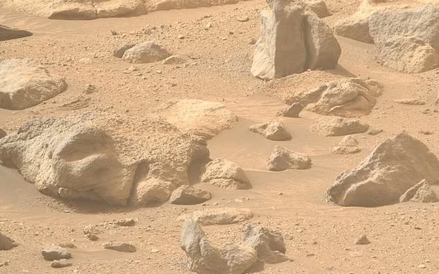 NASA phát hiện tảng đá có hình khuôn mặt người trên sao Hỏa