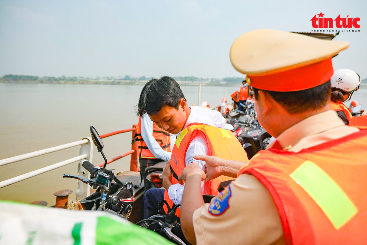 Học sinh xã đảo duy nhất của Thủ đô ngày ngày đi học bằng phà qua sông- Ảnh 3.