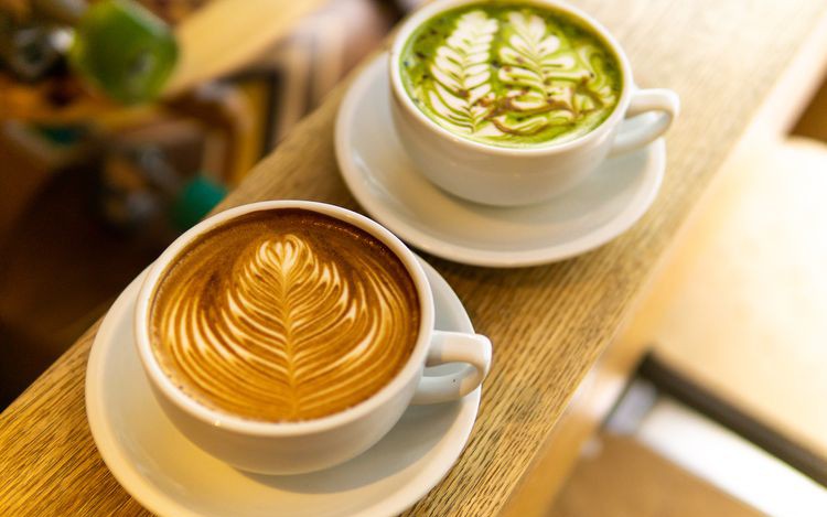 Cà phê hay matcha tốt hơn cho sức khỏe?