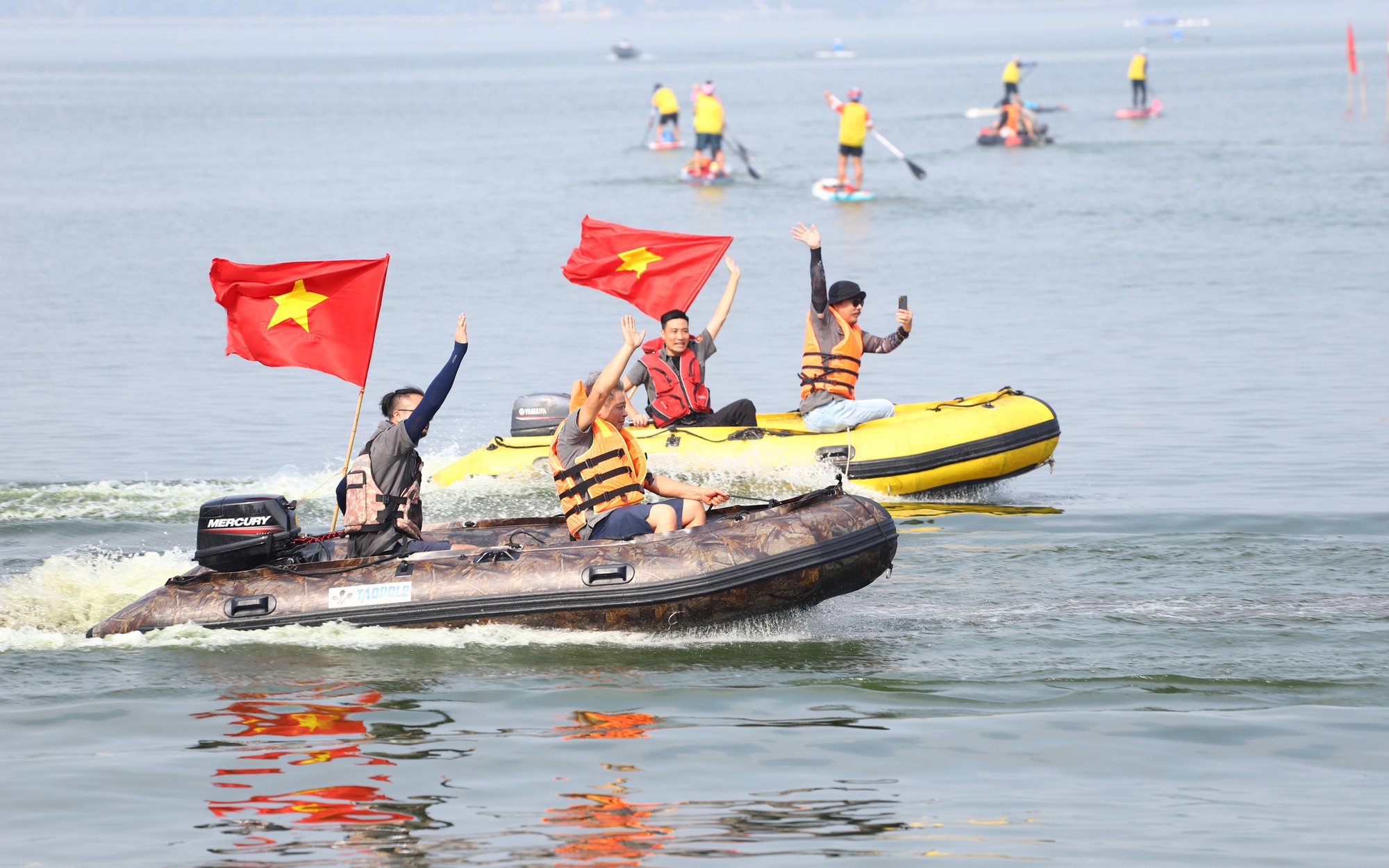 Hàng trăm vận động viên bơi chải thuyền rồng rẽ nước tranh tài