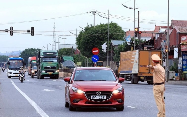 Gia tăng tai nạn do sử dụng thiết bị nghe, nhìn khi tham gia giao thông