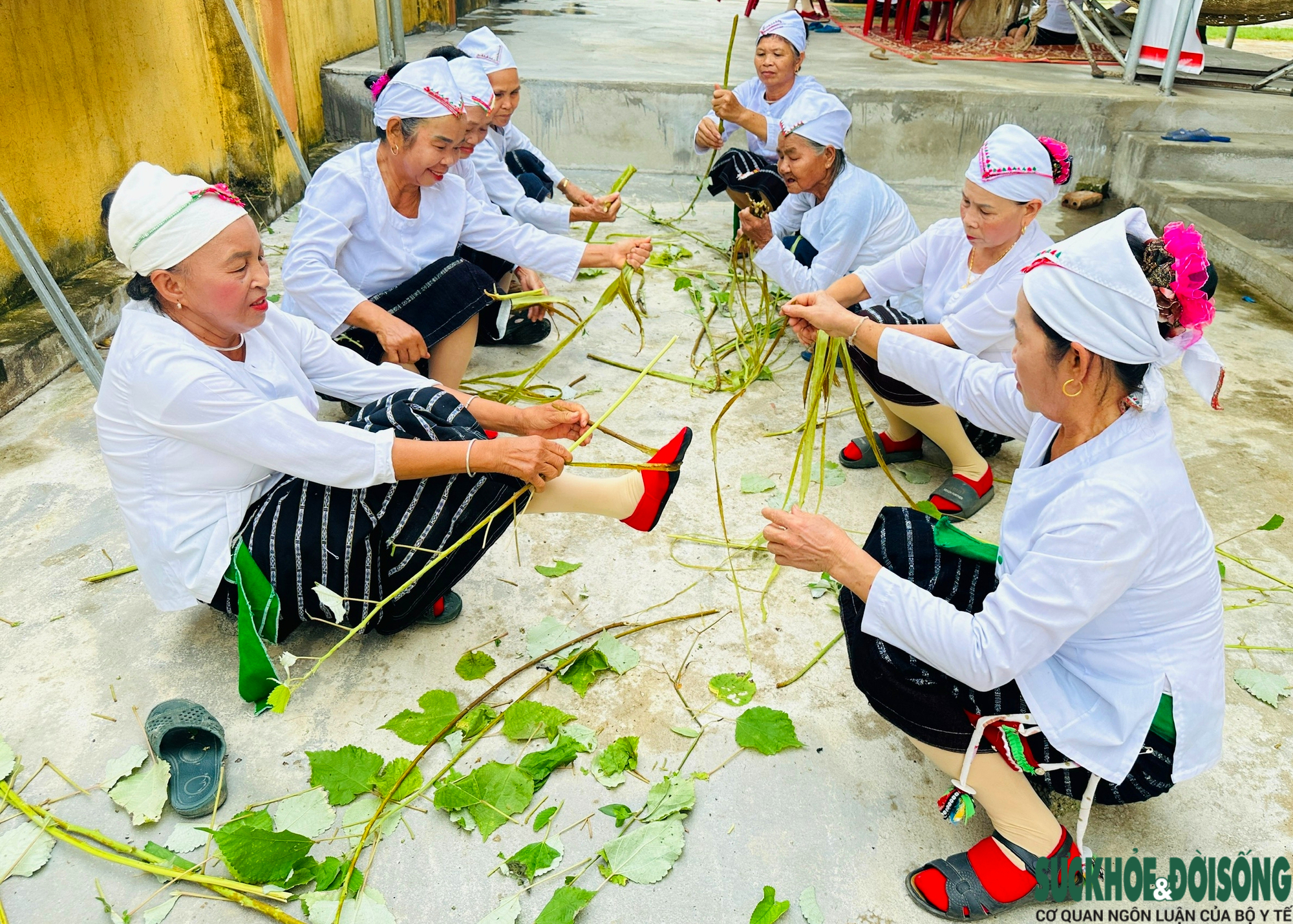 Xúc động câu chuyện các chị, các mẹ dân tộc Thổ phục dựng cánh võng Làng Sen- Ảnh 2.