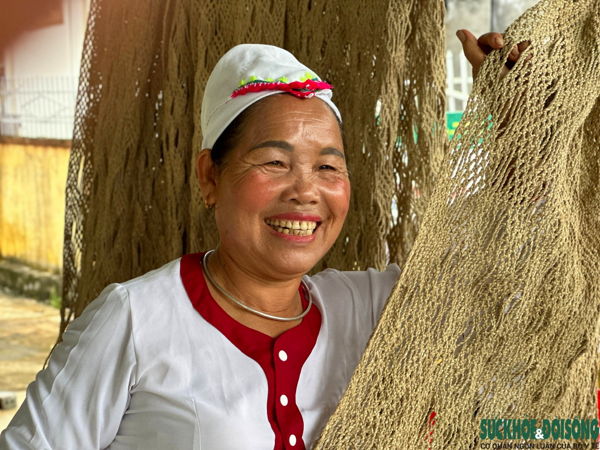 Xúc động câu chuyện các chị, các mẹ dân tộc Thổ phục dựng cánh võng Làng Sen- Ảnh 3.