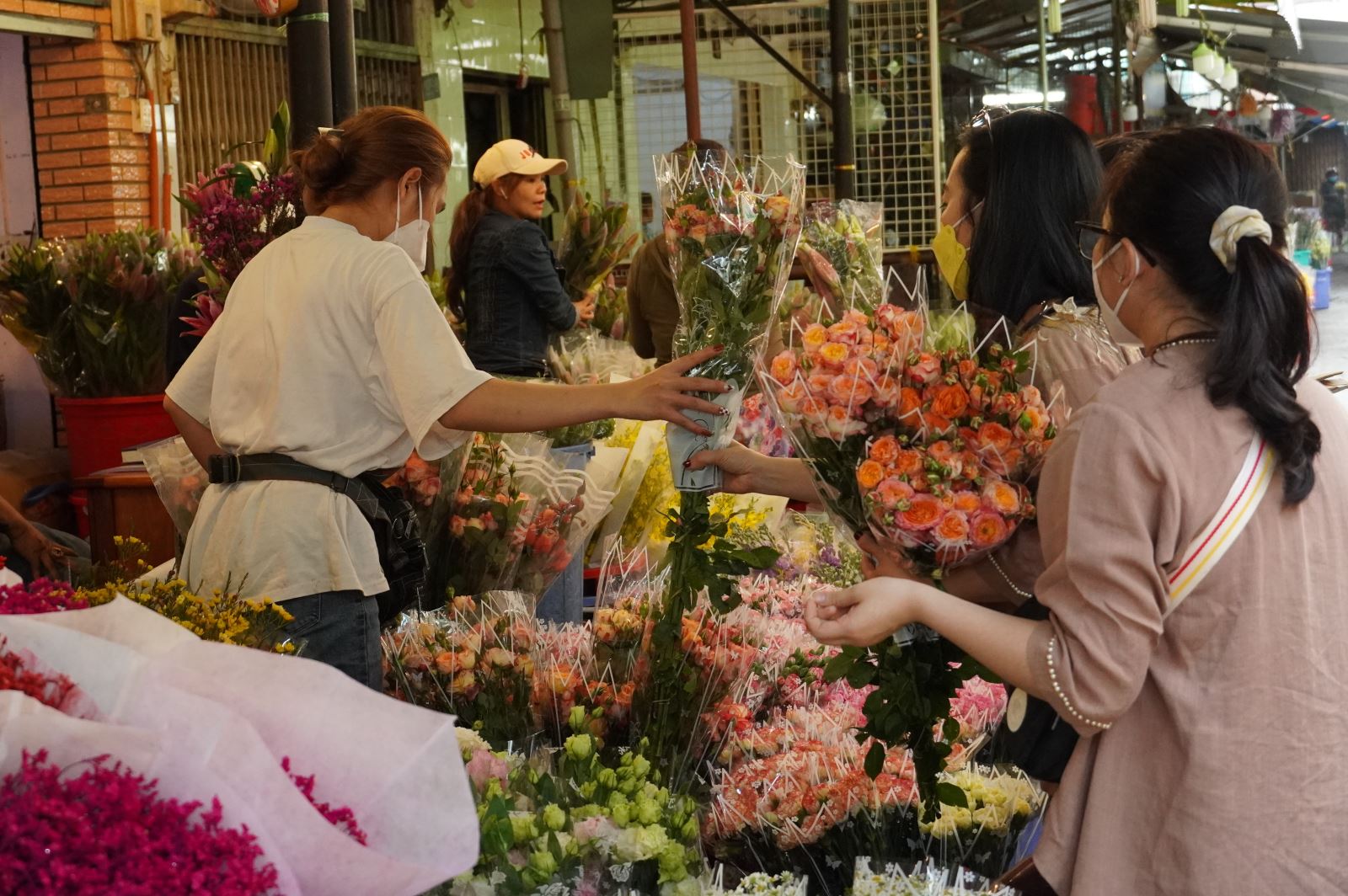 TP Hồ Chí Minh: Giá hoa tươi tăng cao gấp 3 lần trong dịp 20/10- Ảnh 3.