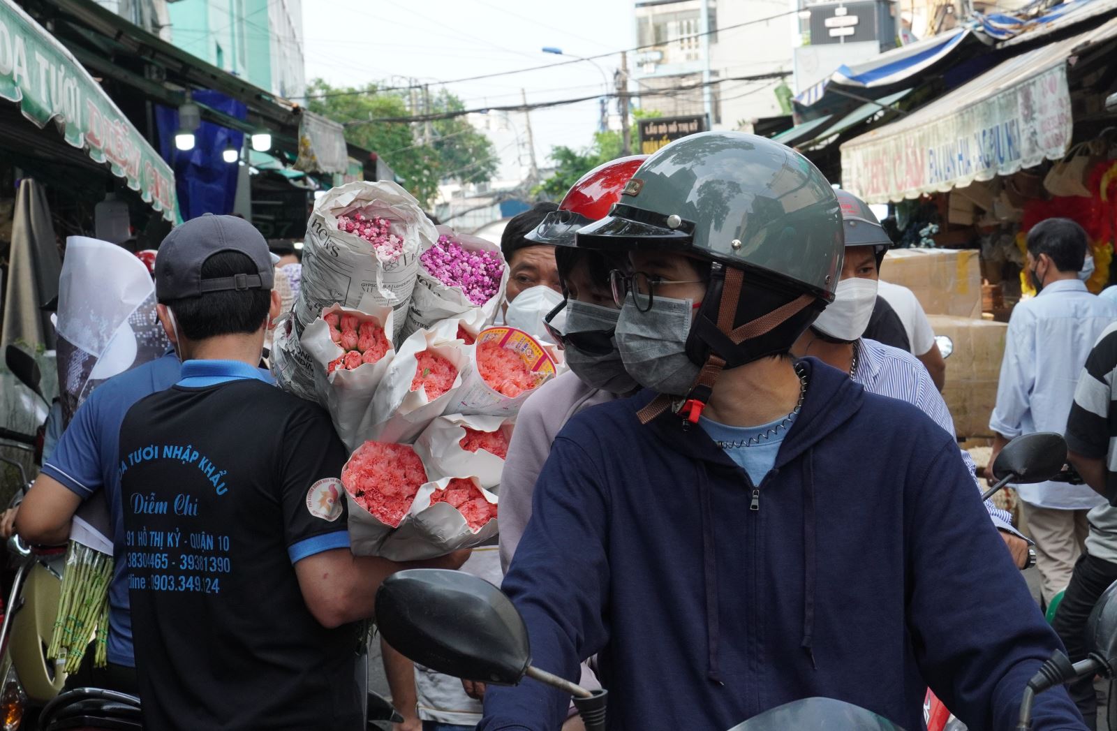 TP Hồ Chí Minh: Giá hoa tươi tăng cao gấp 3 lần trong dịp 20/10- Ảnh 2.