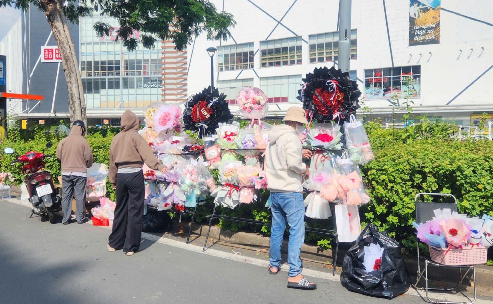 TP Hồ Chí Minh: Giá hoa tươi tăng cao gấp 3 lần trong dịp 20/10- Ảnh 11.