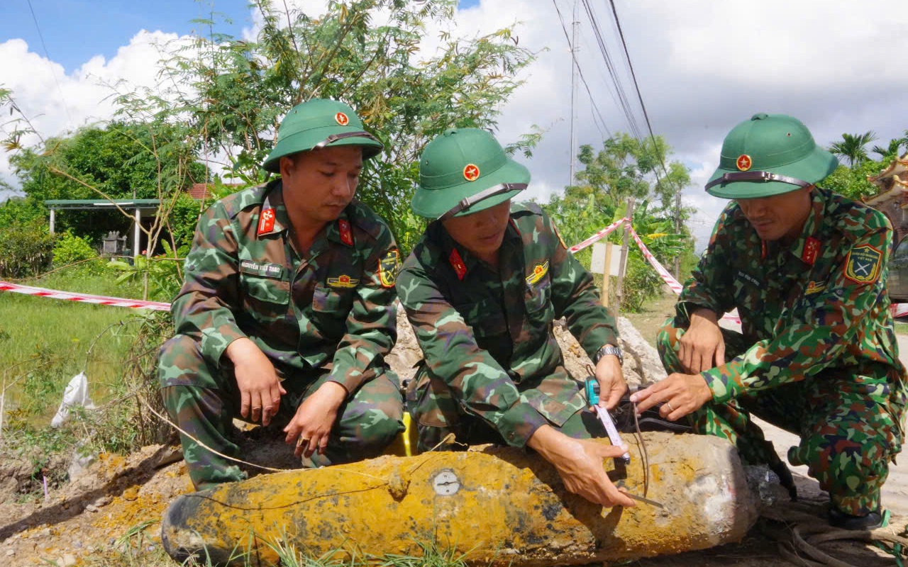 Thi công trụ điện trong khu dân cư, phát hiện bom nặng hơn 1 tạ