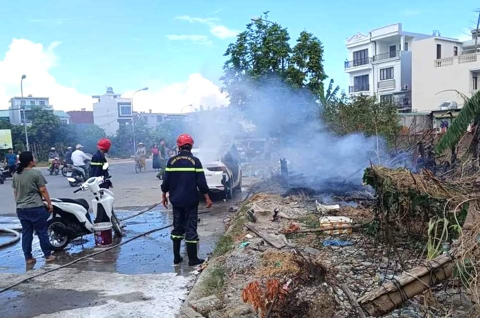 Thông tin bất ngờ về người đàn ông đốt rác làm cháy xe ô tô- Ảnh 1.