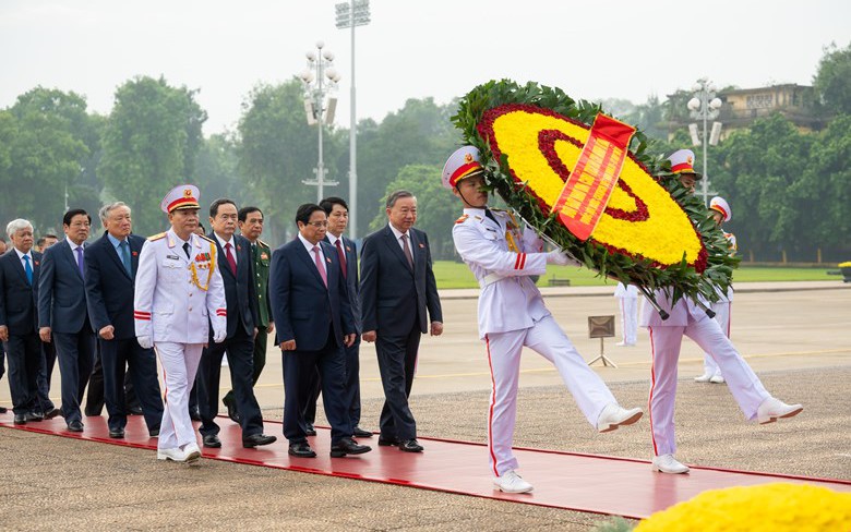 Lãnh đạo Đảng, Nhà nước và ĐBQH viếng Chủ tịch Hồ Chí Minh trước giờ khai mạc Kỳ họp 8