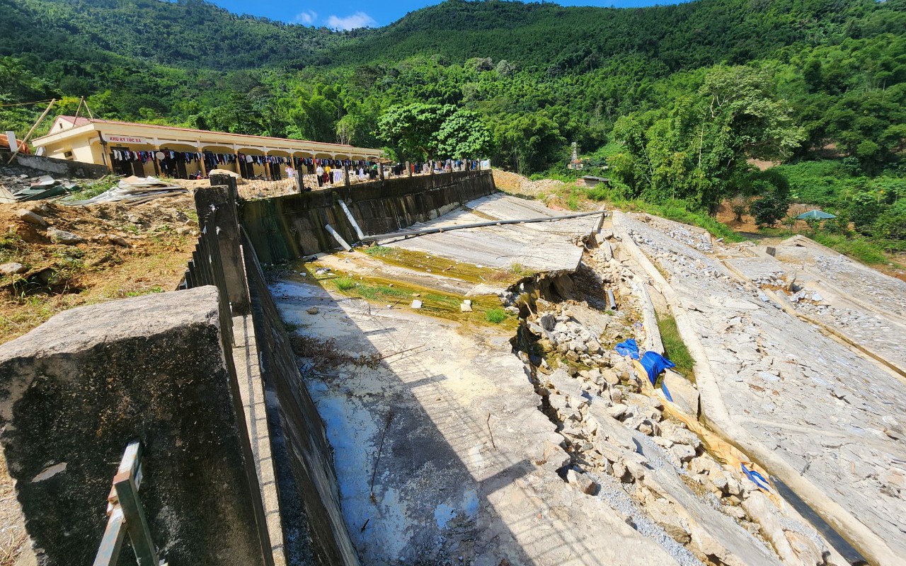 Bất an trên những quả đồi nguy cơ sạt lở tại các điểm trường ở Mường Lát