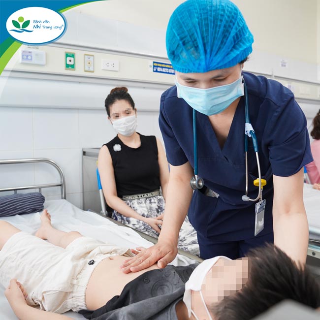 Trẻ sốt, nôn, đau đầu... nhập viện đã viêm màng não do virus- Ảnh 1.