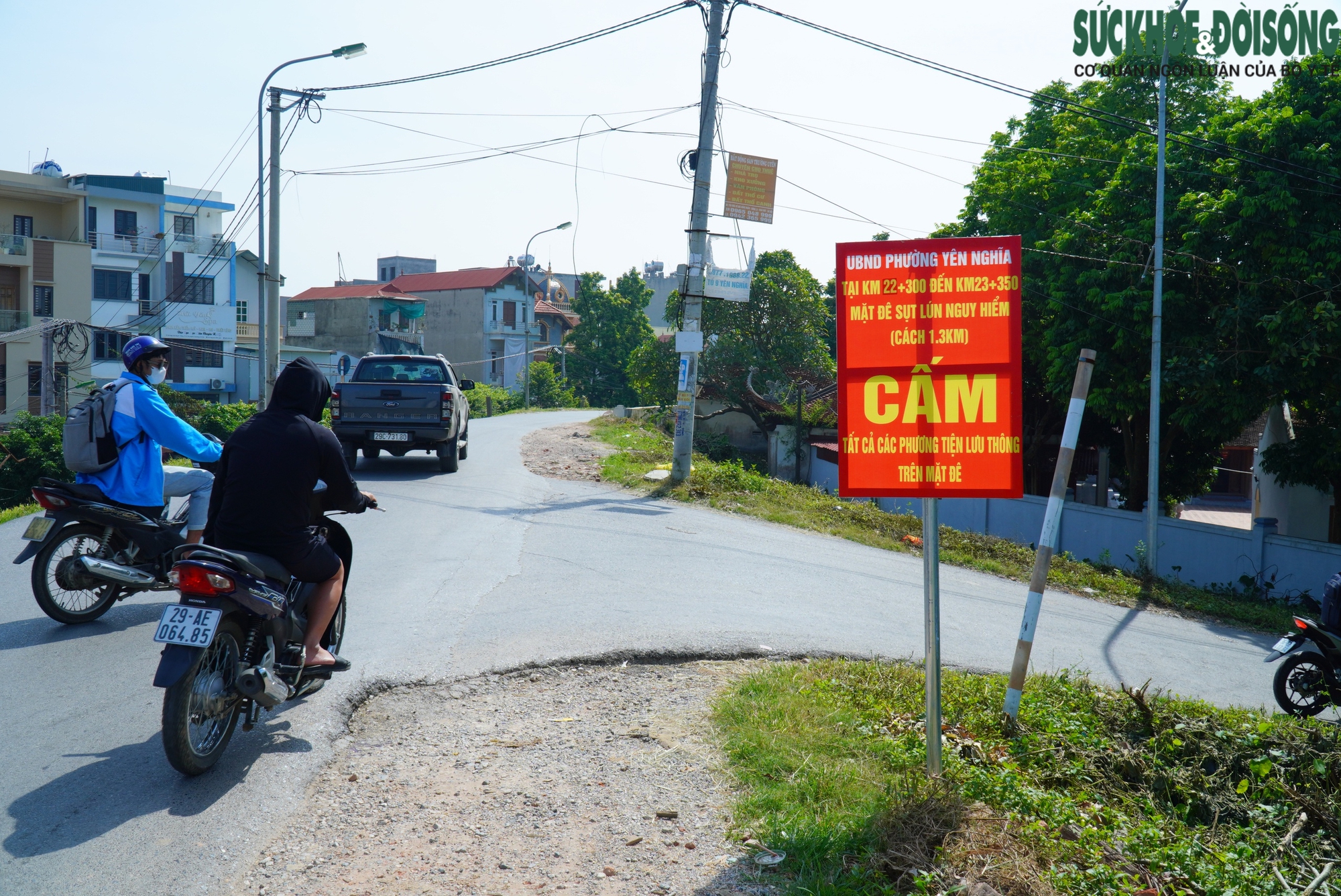 Cận cảnh nhiều điểm sụt lún nghiêm trọng trên đê Yên Nghĩa- Ảnh 1.