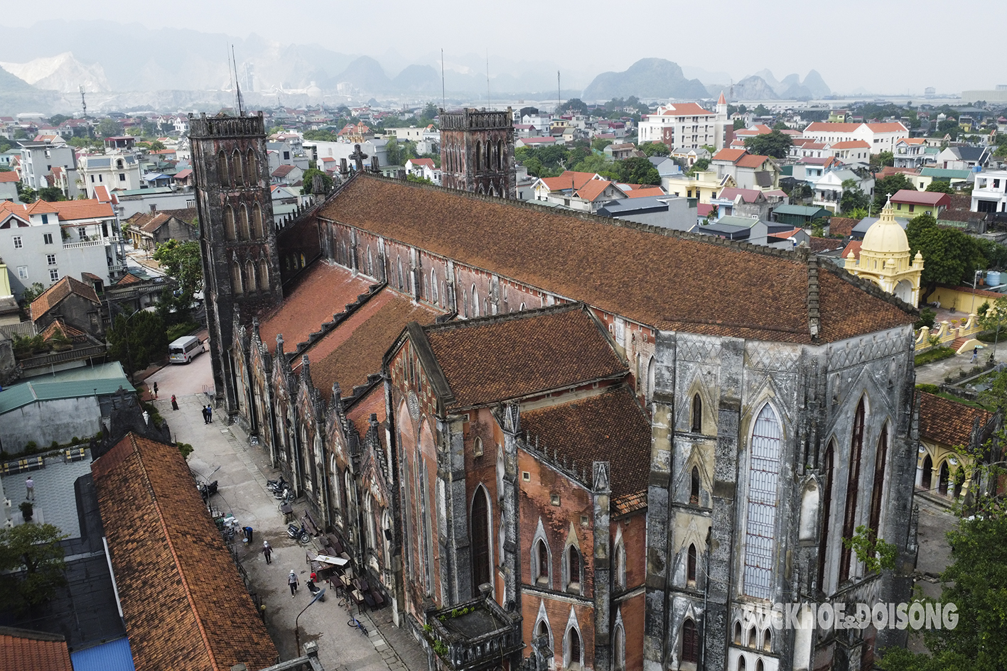 Chiêm ngưỡng ‘châu Âu thu nhỏ’ ở thánh đường gần 150 năm tuổi- Ảnh 1.