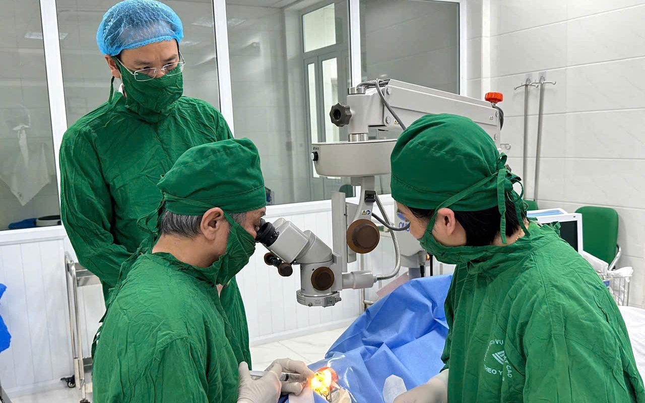 Nữ công nhân bị vỡ nhãn cầu do đá bắn vào mắt