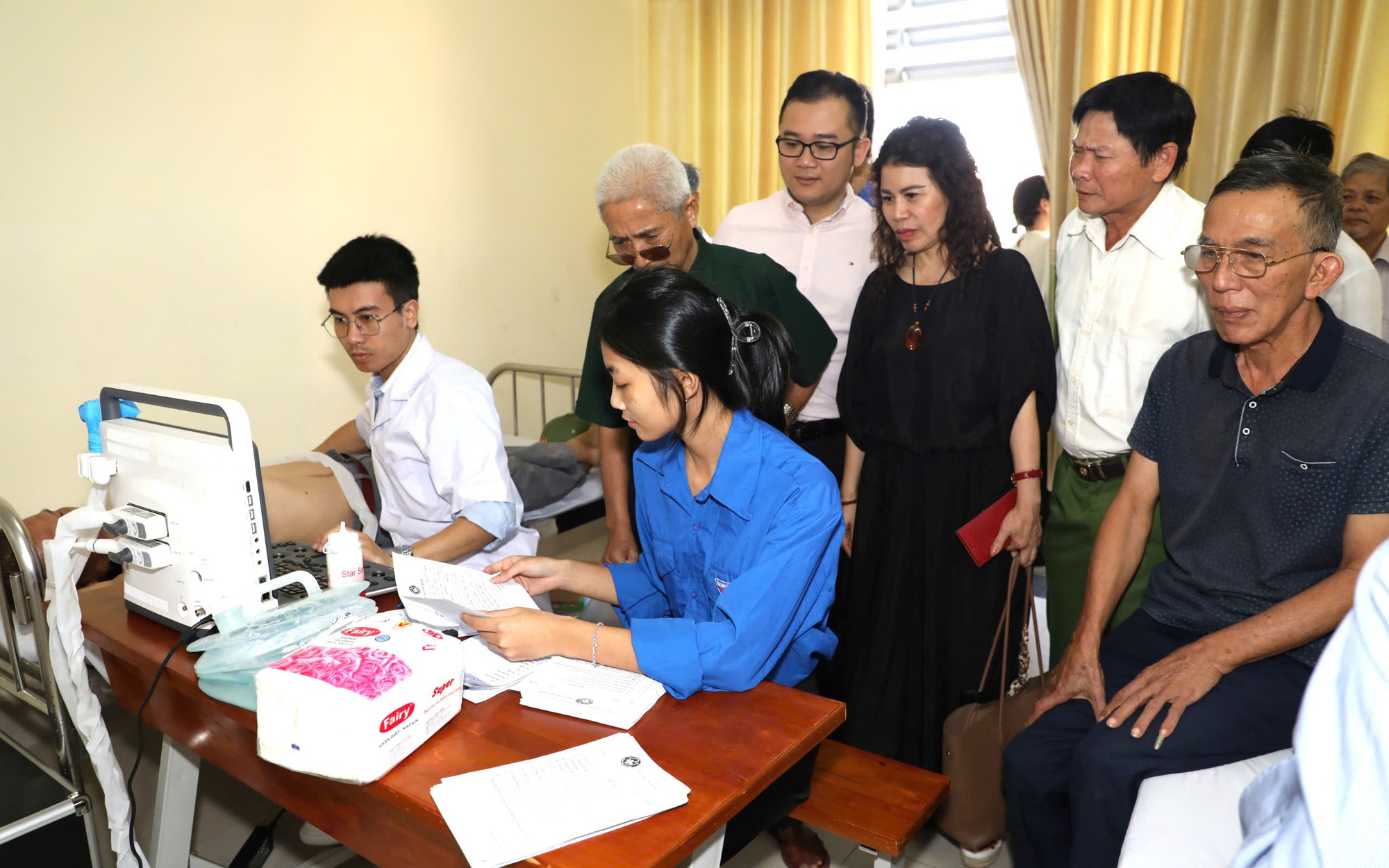 Khám, cấp phát thuốc miễn phí, tặng quà 400 người khó khăn, hộ chính sách ở Hải Dương