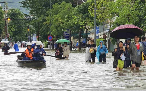 Miền Trung bắt đầu mưa xối xả do bão số 6