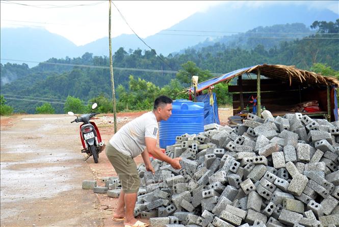 Bất chấp nguy hiểm, hàng chục hộ dân vẫn không chịu đến khu tái định cư mới- Ảnh 4.