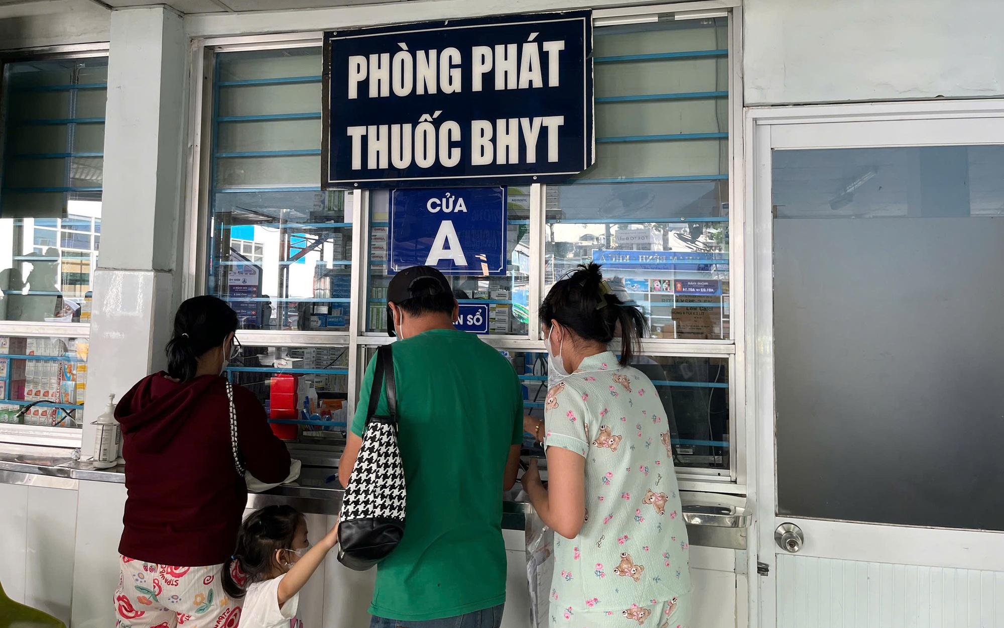 Bệnh nhân BHYT mua thuốc, vật tư y tế bên ngoài được thanh toán trực tiếp khi nào?