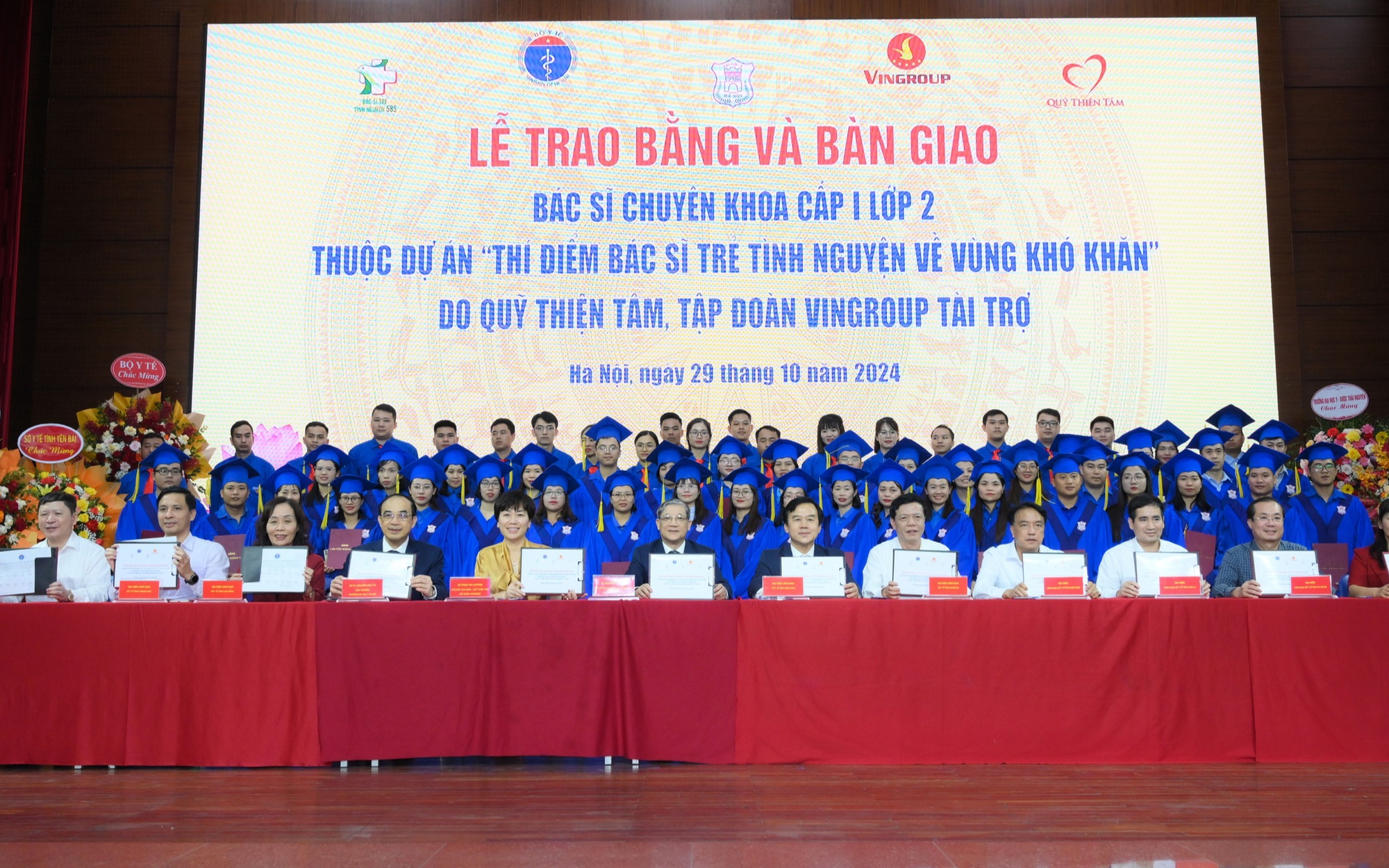 Bộ Y tế đưa thêm 42 bác sĩ trẻ chuyên môn cao về huyện khó khăn chăm sóc sức khoẻ nhân dân