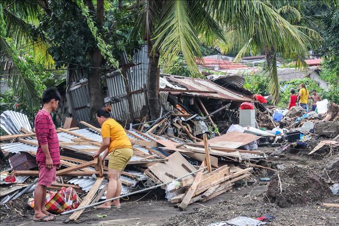 Sơ tán dân các tỉnh phía Bắc Philippines trước khi bão Kong-rey đổ bộ- Ảnh 1.