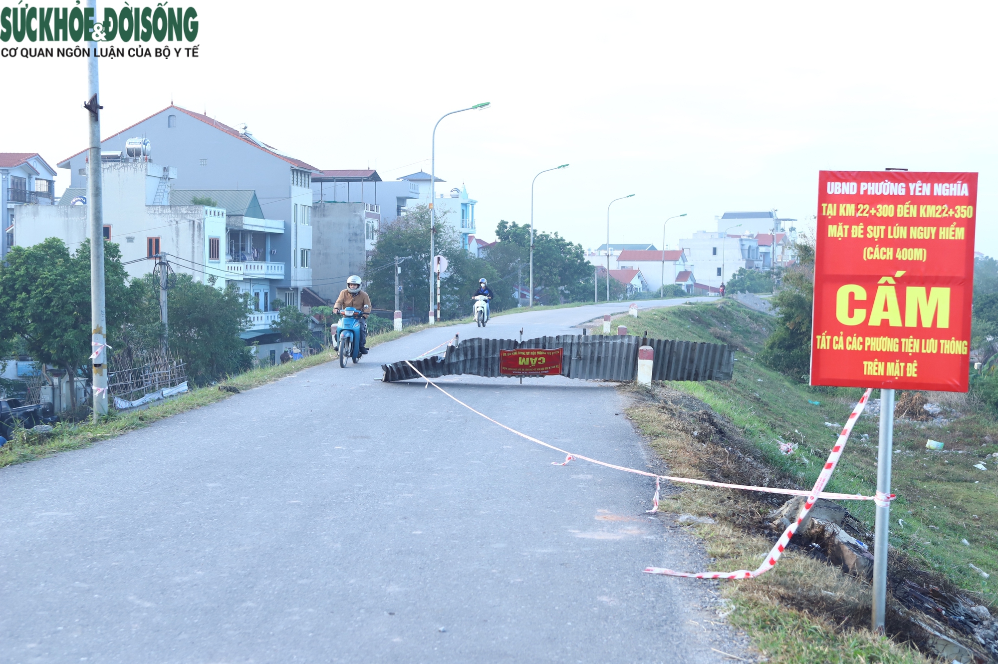 Người dân 'xé rào' lưu thông trên tuyến đê sụt lún- Ảnh 2.