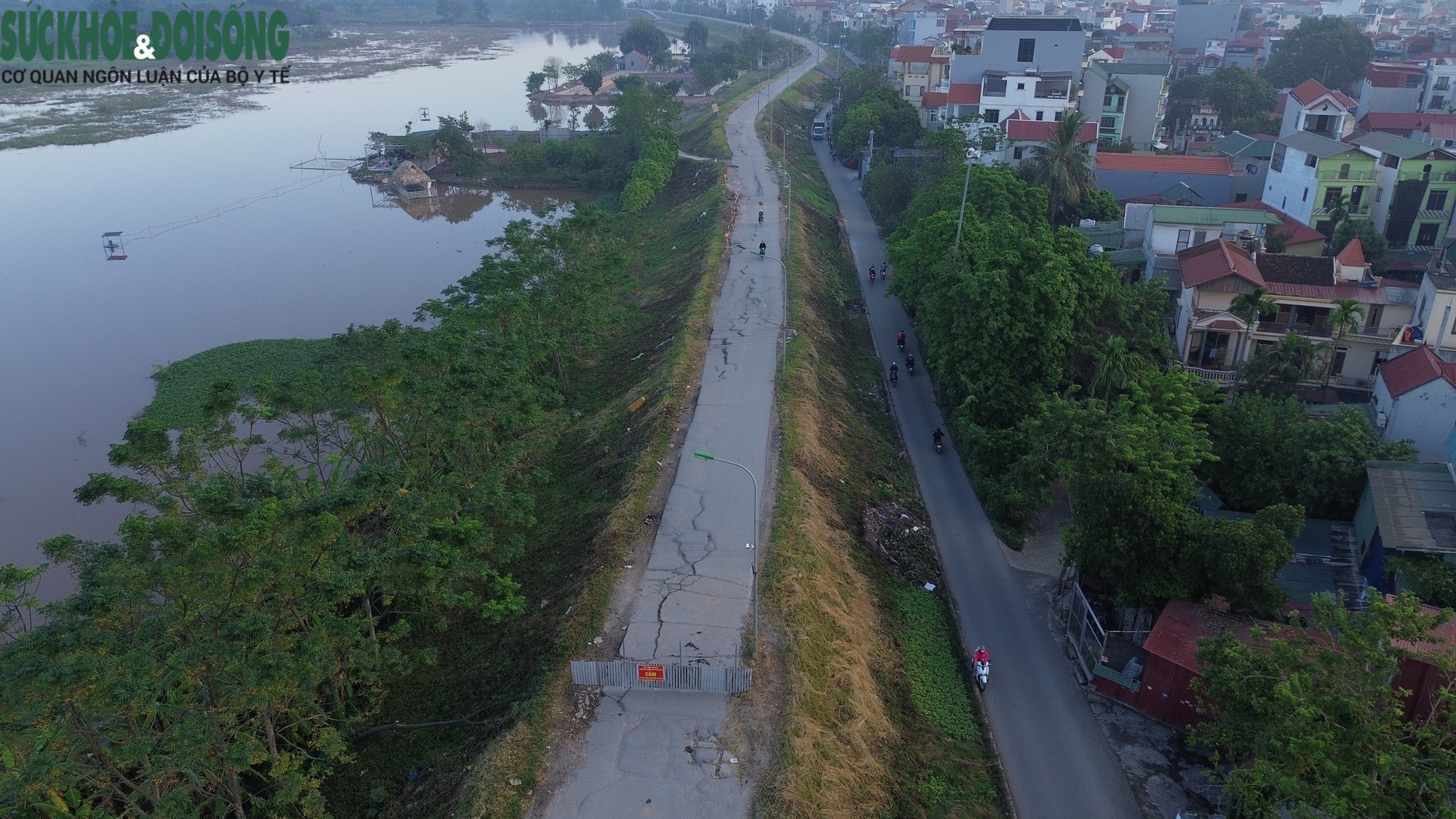 Người dân 'xé rào' lưu thông trên tuyến đê sụt lún- Ảnh 4.