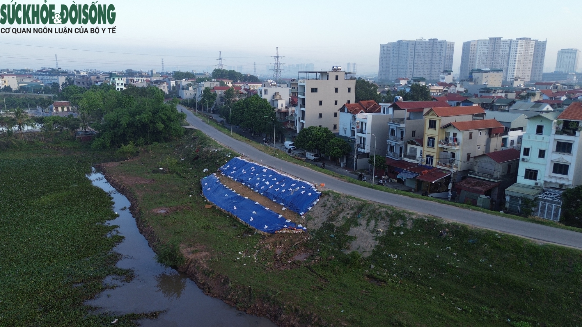 Người dân 'xé rào' lưu thông trên tuyến đê sụt lún- Ảnh 5.