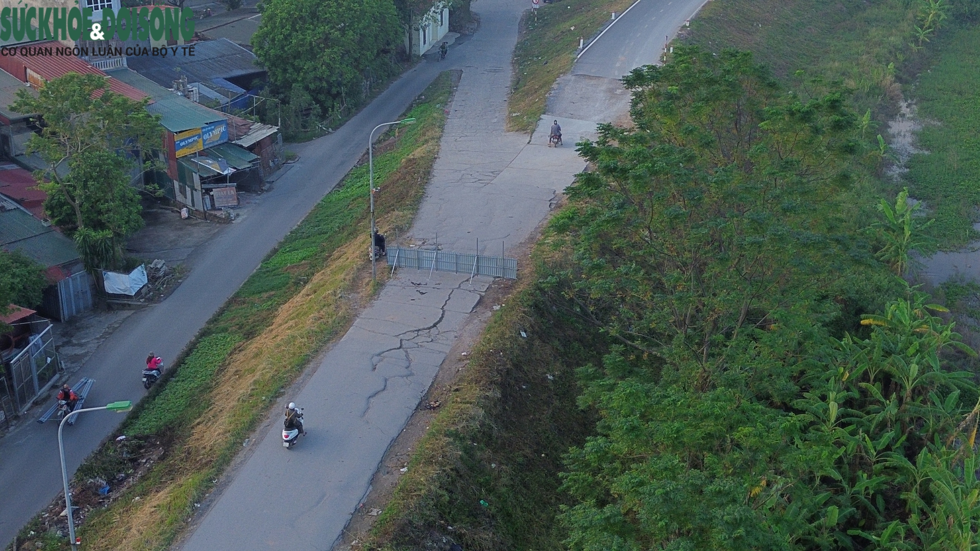 Người dân 'xé rào' lưu thông trên tuyến đê sụt lún- Ảnh 11.