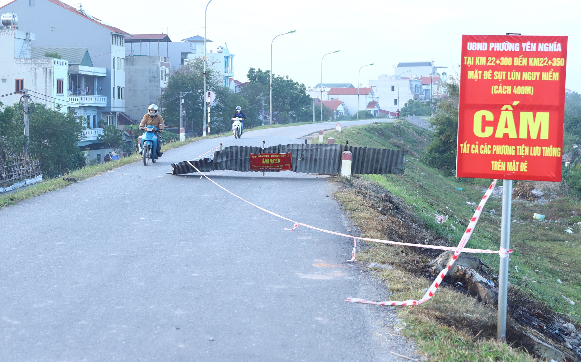 Người dân &quot;xé rào&quot; lưu thông trên tuyến đê sụt lún