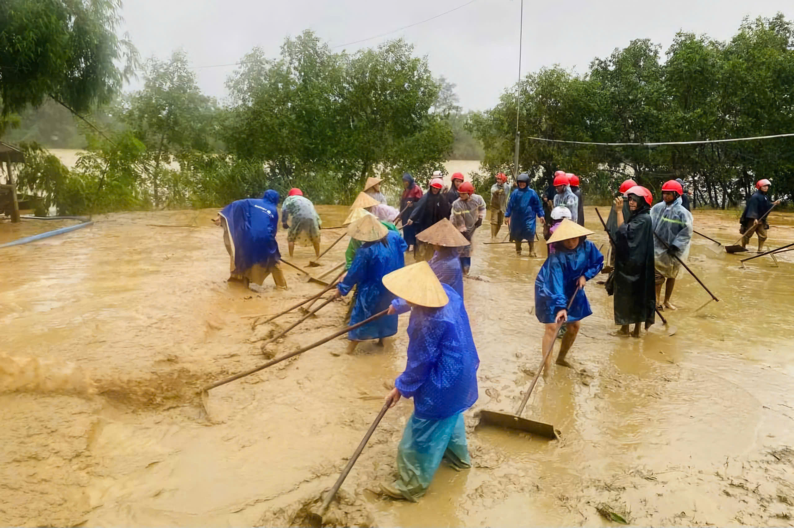 Những hình ảnh ấm tình quân dân trong mưa lũ- Ảnh 9.