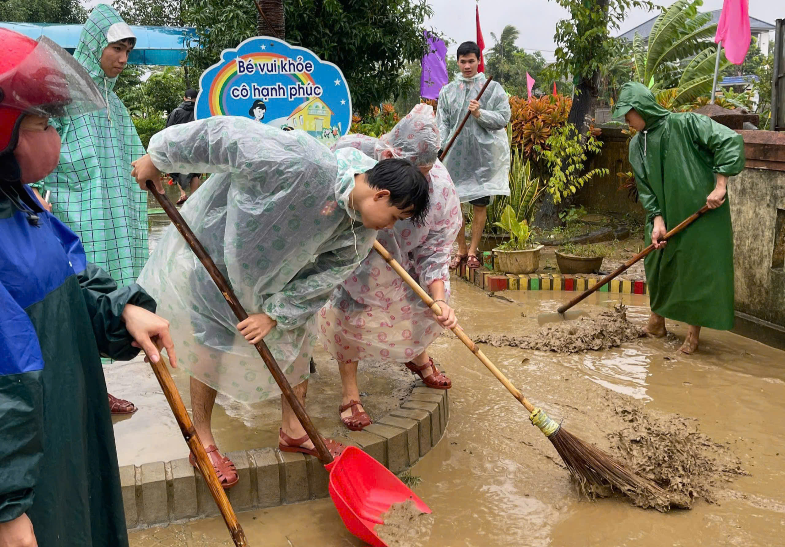 Những hình ảnh ấm tình quân dân trong mưa lũ- Ảnh 10.