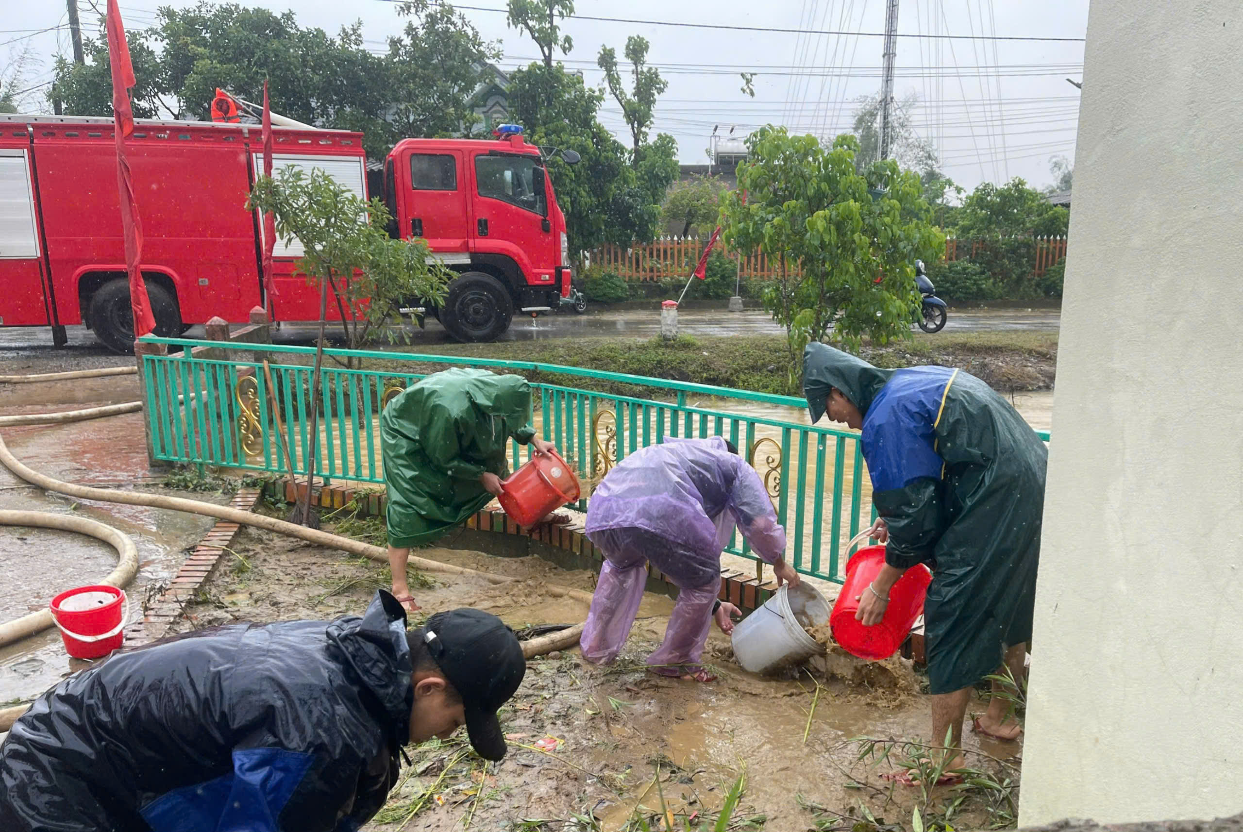 Những hình ảnh ấm tình quân dân trong mưa lũ- Ảnh 12.