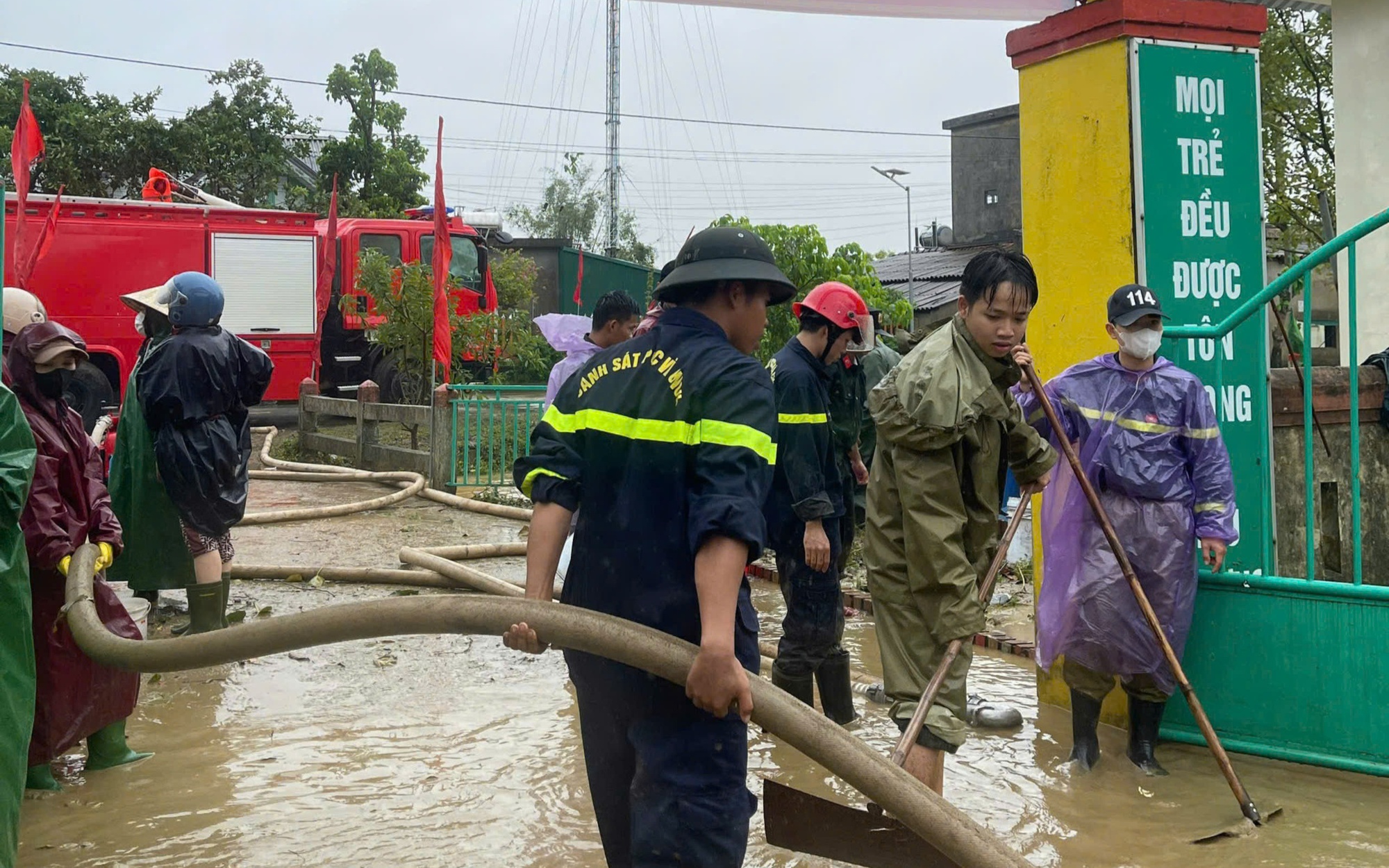 Những hình ảnh ấm tình quân dân trong mưa lũ