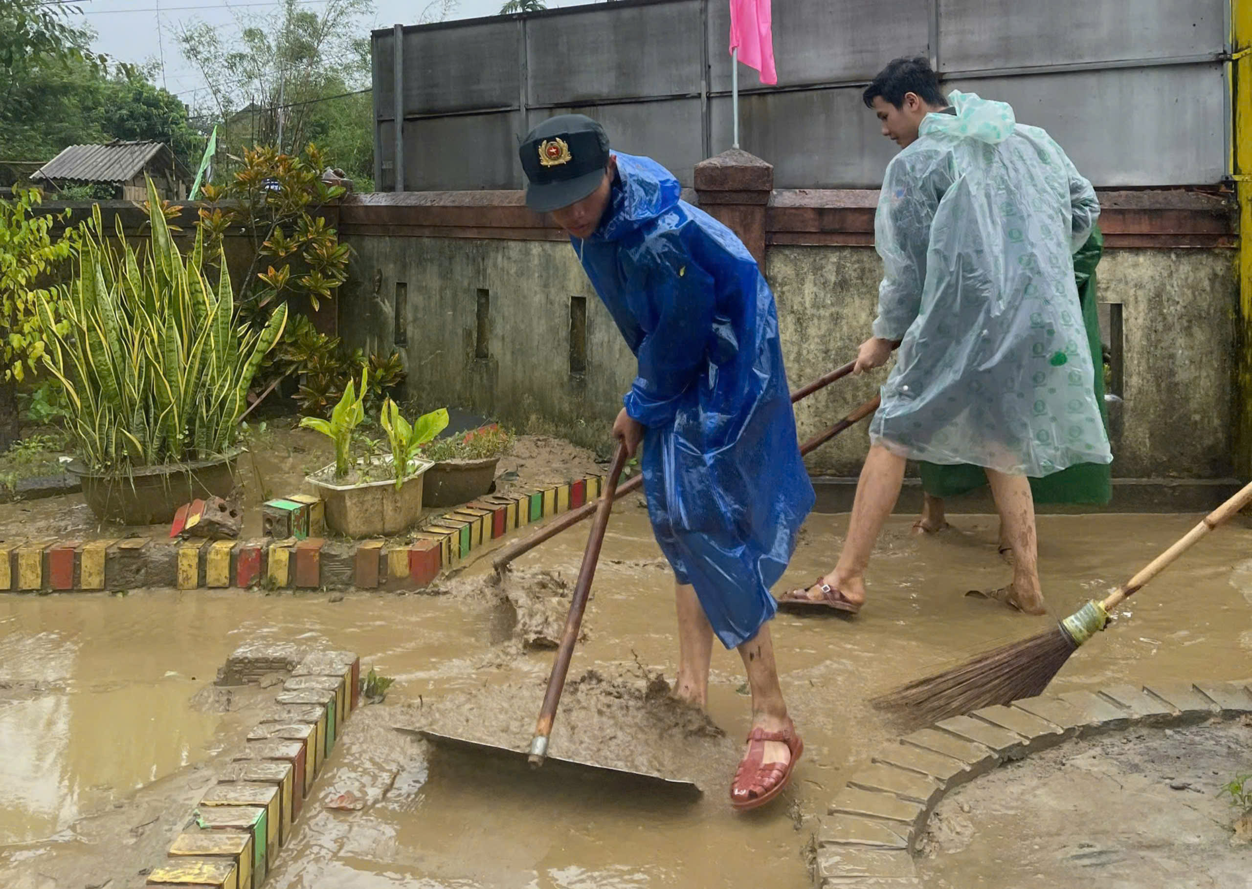 Những hình ảnh ấm tình quân dân trong mưa lũ- Ảnh 13.