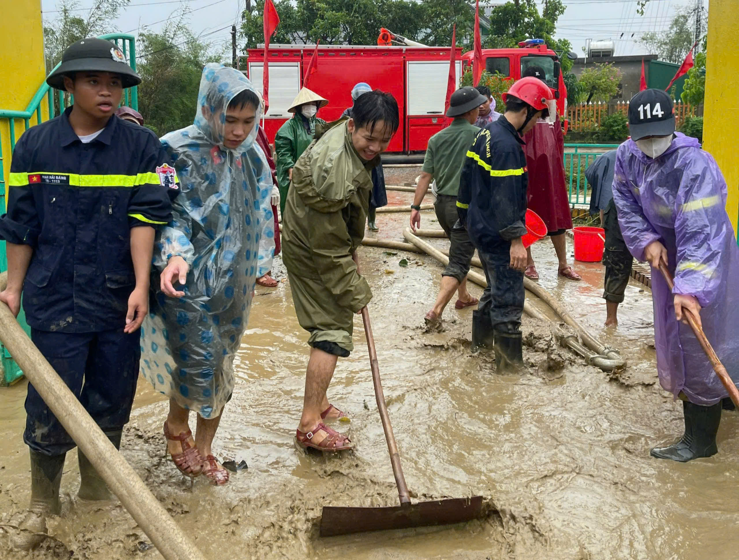 Những hình ảnh ấm tình quân dân trong mưa lũ- Ảnh 11.