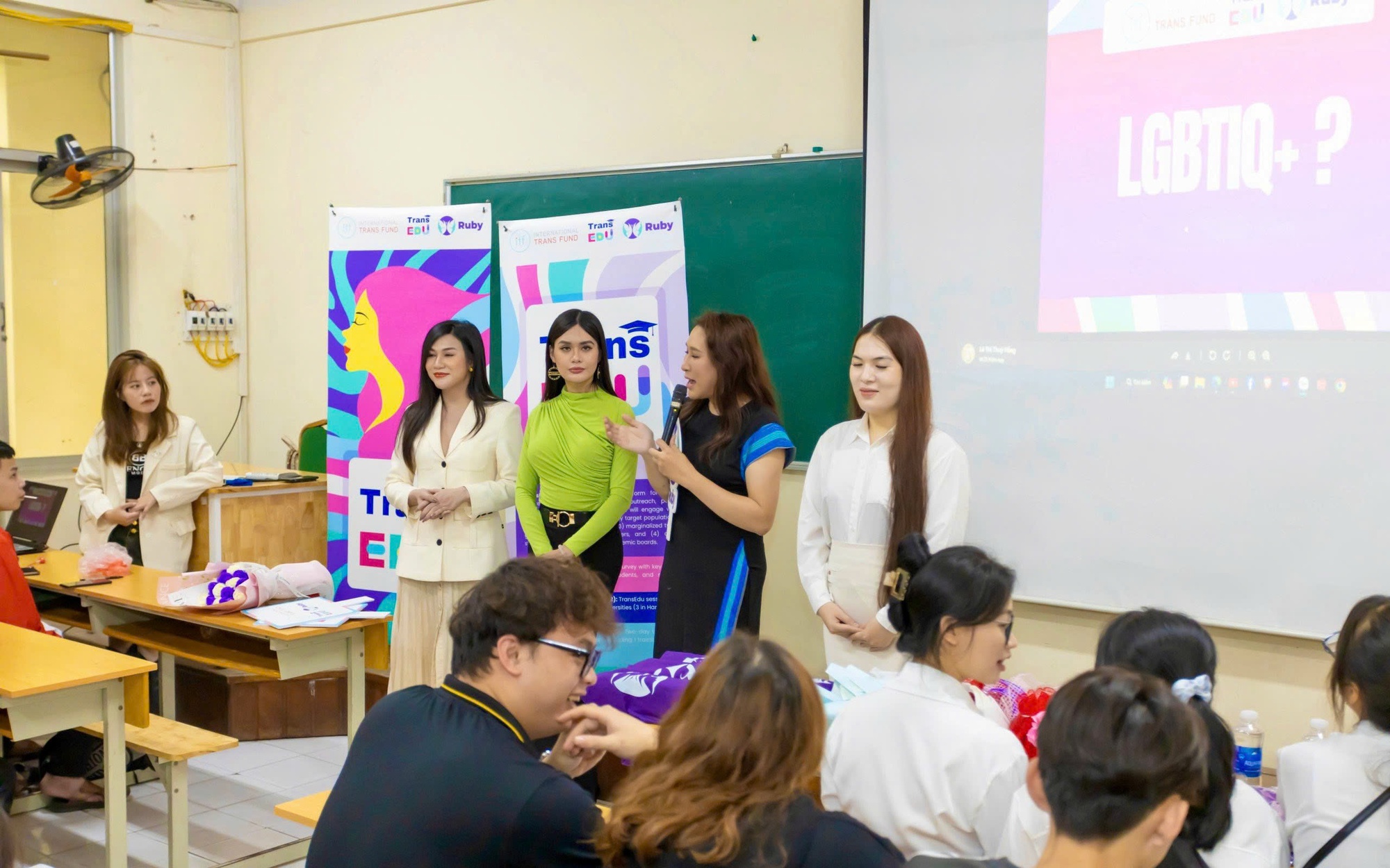 Người chuyển giới có phải nhập ngũ hay không?- Ảnh 2. Cách nào giảm kỳ thị với người chuyển giới (LGBT)?