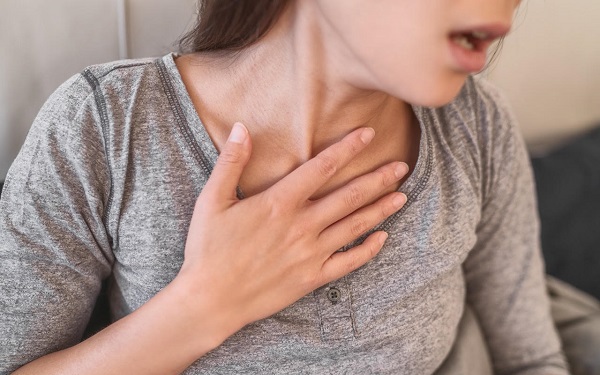 Khó thở tức ngực cảnh báo sớm các bệnh tim mạch nguy hiểm- Ảnh 1. Khó thở có phải bệnh tim, khi nào cần nhập viện?