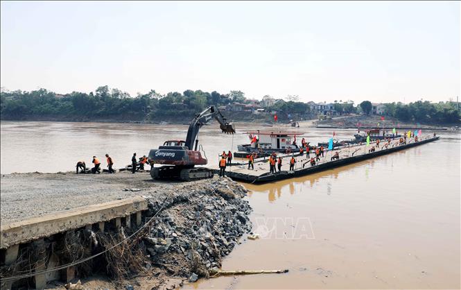 Vụ sập cầu Phong Châu: Lắp đặt lại cầu phao phục vụ người dân đi lại- Ảnh 3.