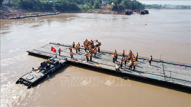 Vụ sập cầu Phong Châu: Lắp đặt lại cầu phao phục vụ người dân đi lại- Ảnh 4.