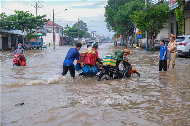 Triều cường vượt báo động III gây ngập nhiều tuyến phố ở Cần Thơ- Ảnh 6.