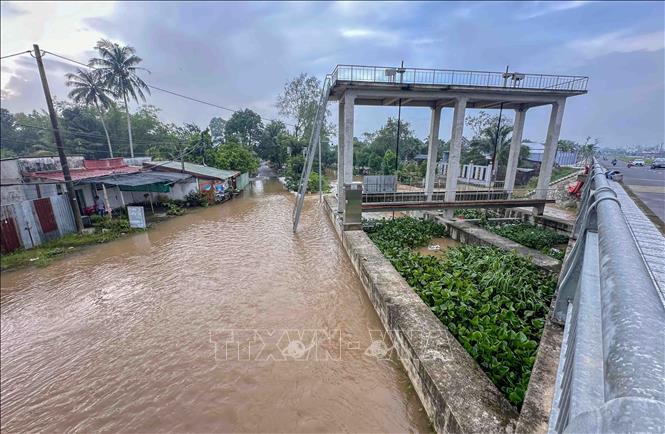 Triều cường vượt báo động III gây ngập nhiều tuyến phố ở Cần Thơ- Ảnh 1.