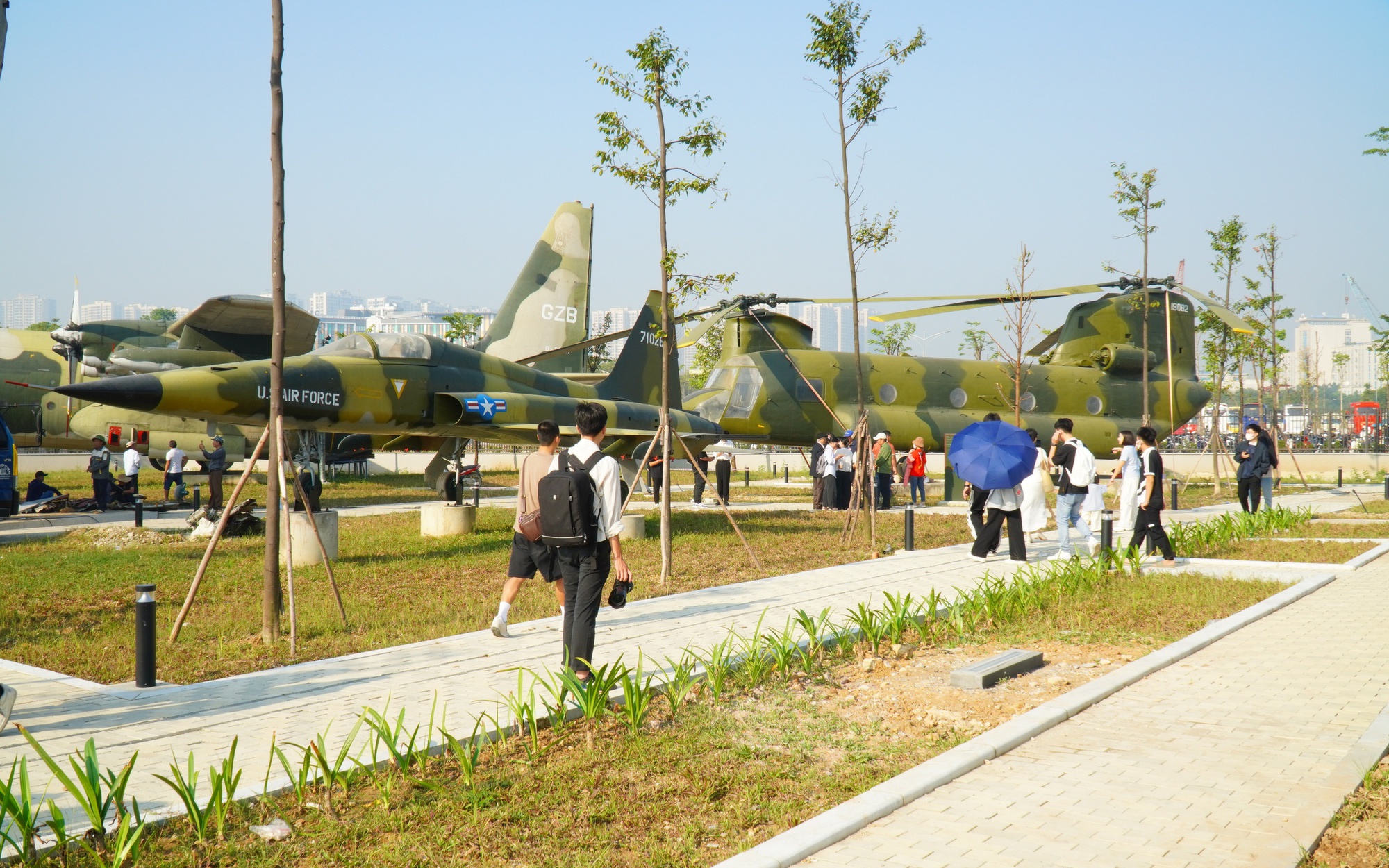 Nhiều người ngỡ ngàng trước sự hoành tráng, thiết kế độc đáo của Bảo tàng Lịch sử Quân sự Việt Nam