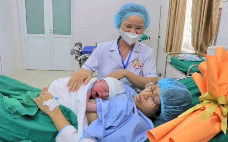 Bé trai nặng 3,6kg là công dân đầu tiên chào đời trong ngày thị xã Đông Triều lên thành phố