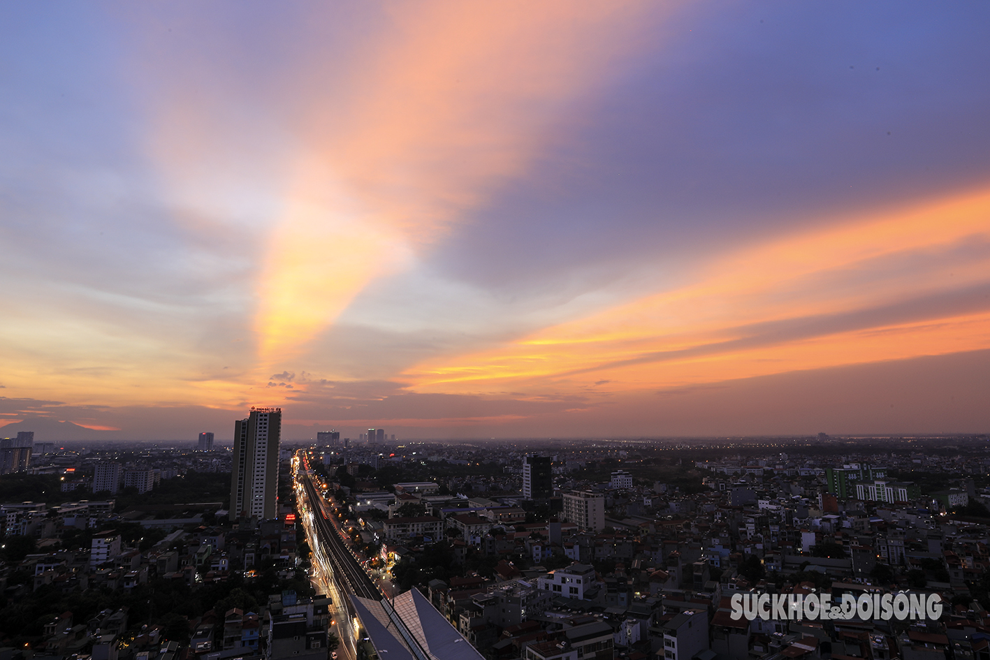 Vẻ đẹp kỳ diệu cùng đoàn tàu xuôi chiều hoàng hôn- Ảnh 3.