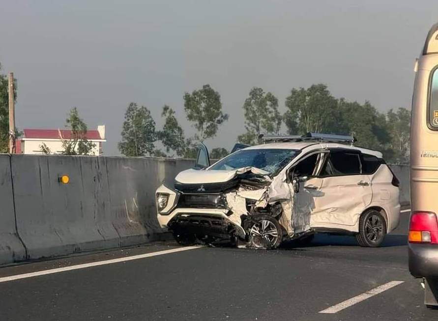 Tai nạn trên cao tốc Hà Nội-Hải Phòng, 4 người bị thương, các phương tiện hư hỏng nặng- Ảnh 1.