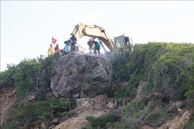 Kích nổ an toàn khối đá nguy hiểm trên đèo Cù Hin- Ảnh 1.