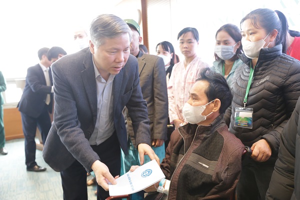 Lãnh đạo BHXH Việt Nam tặng quà bệnh nhân BHYT có hoàn cảnh khó khăn dịp Tết Giáp Thìn- Ảnh 3. Lãnh đạo BHXH Việt Nam tặng quà bệnh nhân BHYT có hoàn cảnh khó khăn dịp Tết Giáp Thìn- Ảnh 3.