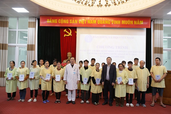 Lãnh đạo BHXH Việt Nam tặng quà bệnh nhân BHYT có hoàn cảnh khó khăn dịp Tết Giáp Thìn- Ảnh 1. Lãnh đạo BHXH Việt Nam tặng quà bệnh nhân BHYT có hoàn cảnh khó khăn dịp Tết Giáp Thìn- Ảnh 1.